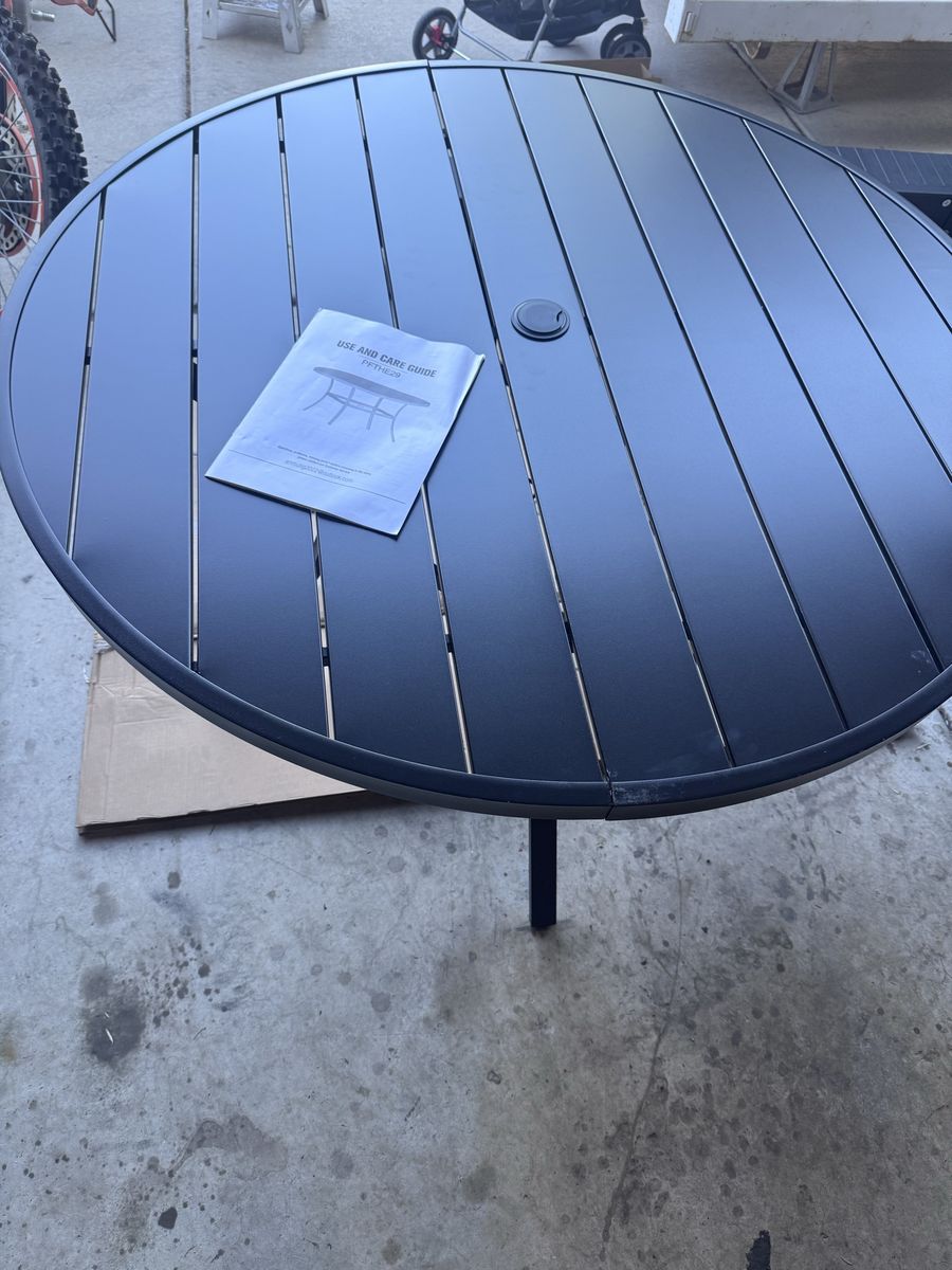 Round patio table