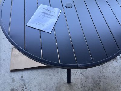 Round patio table