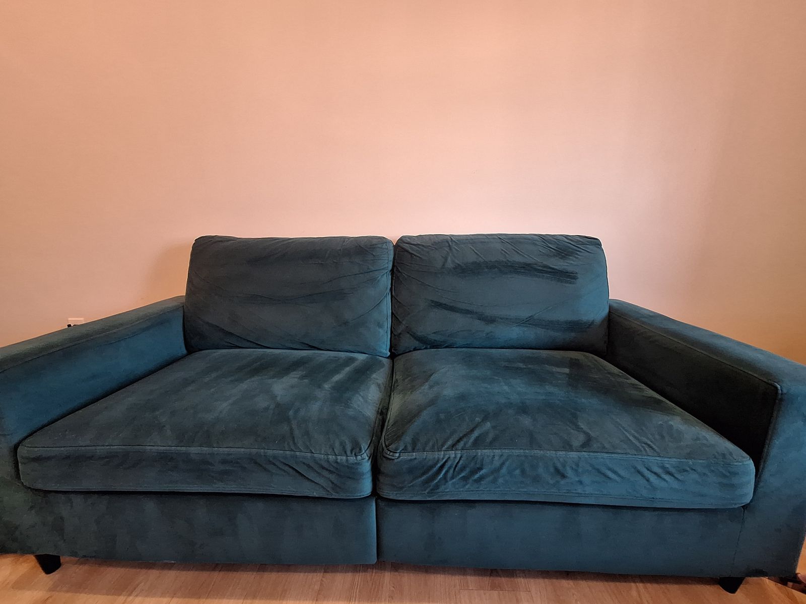 Emerald Green Velvet 2-Seat Couch - Compact & Stylish Loveseat