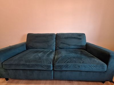 Emerald Green Velvet 2-Seat Couch - Compact & Stylish Loveseat