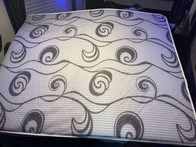 RV queen size Mattress, White with Gray Swirl Pattern - Clean & Comfortable Bedding