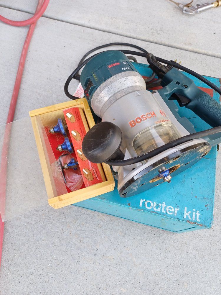Bosch 1618 2.25 HP corded router w/ original steel protective carrying case.