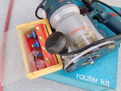 Bosch 1618 2.25 HP corded router w/ original steel protective carrying case.