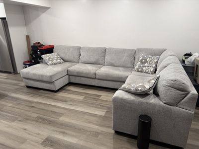 Ashley Roddington 3-Piece Light Grey Sectional Sofa with Left-Arm Chaise