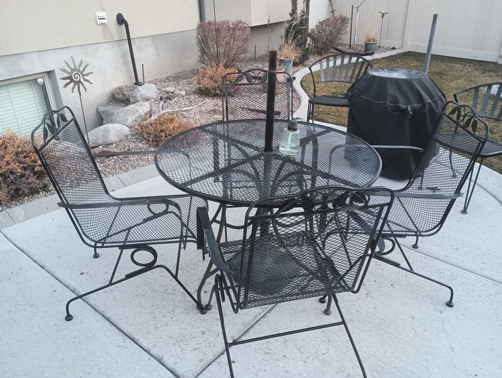 Metal patio table with 4 rocking chairs