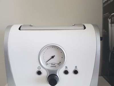 Russell Hobbs White/Silver 2-Slice Toaster with Toast Control Dial