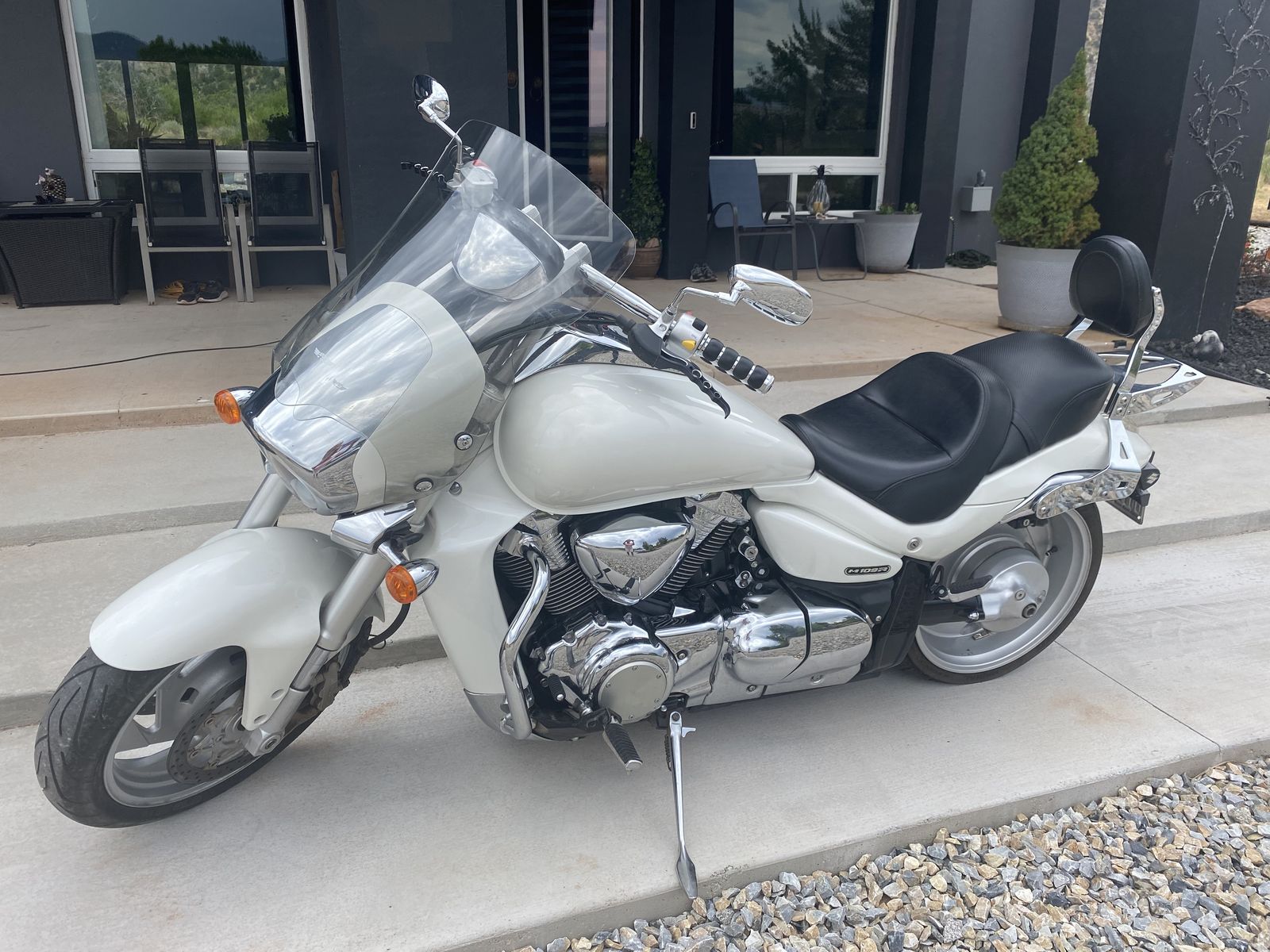 Suzuki Boulevard M109R Cruiser Motorcycle - White, Excellent Condition