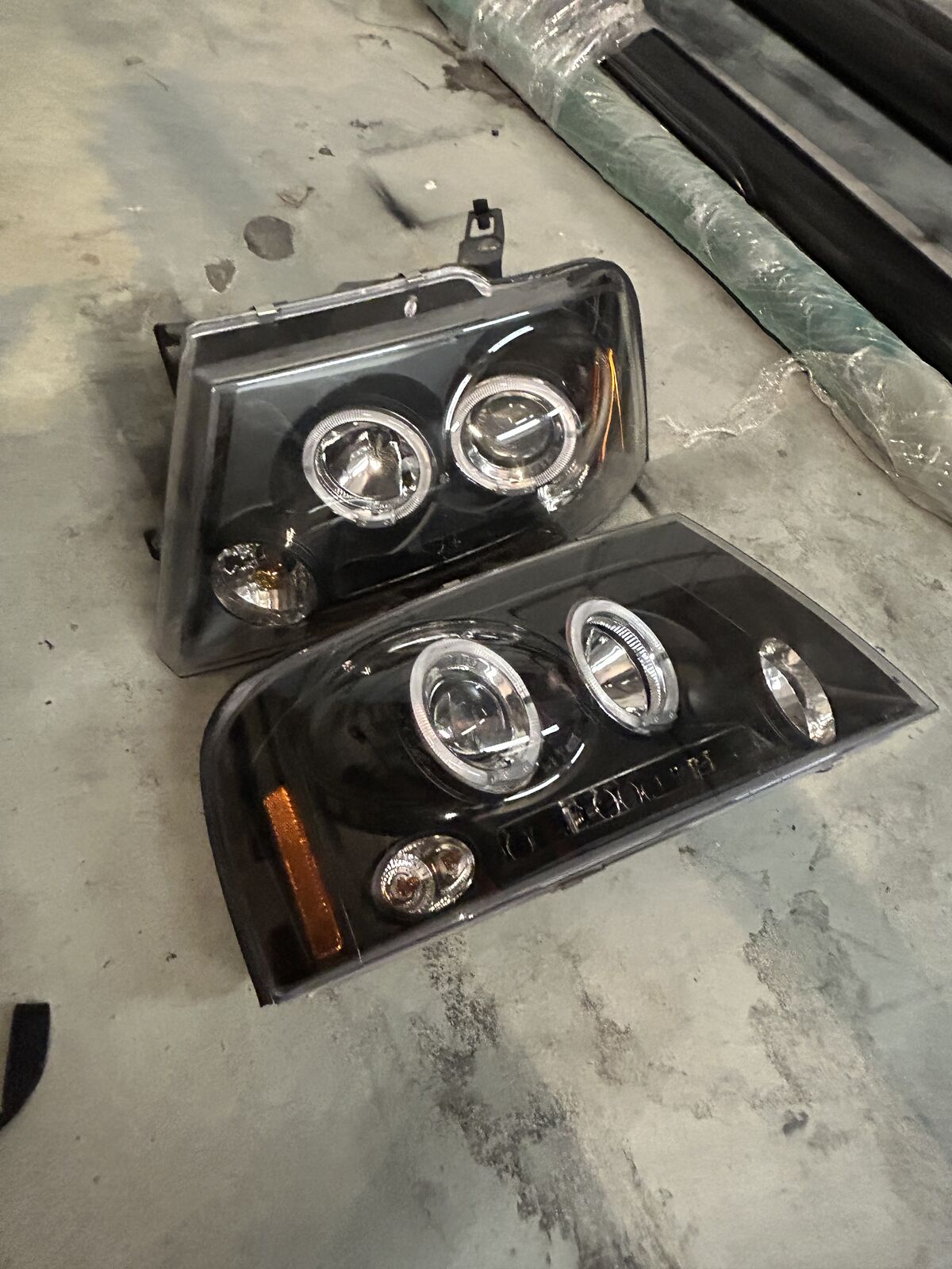 2004 Ford F150 Headlight
