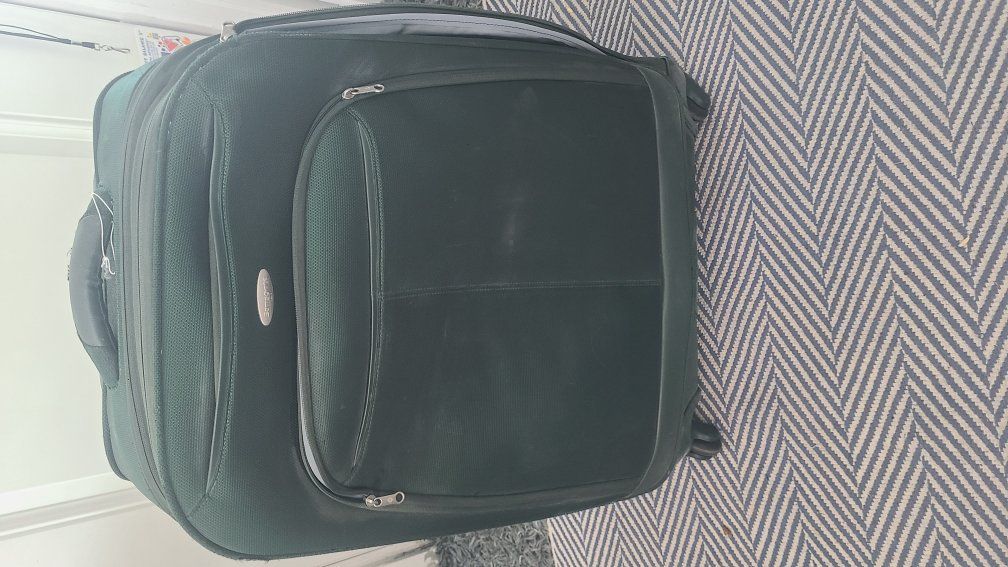 Expandable, Sturdy Samsonite-wheeled suitcase-Chec