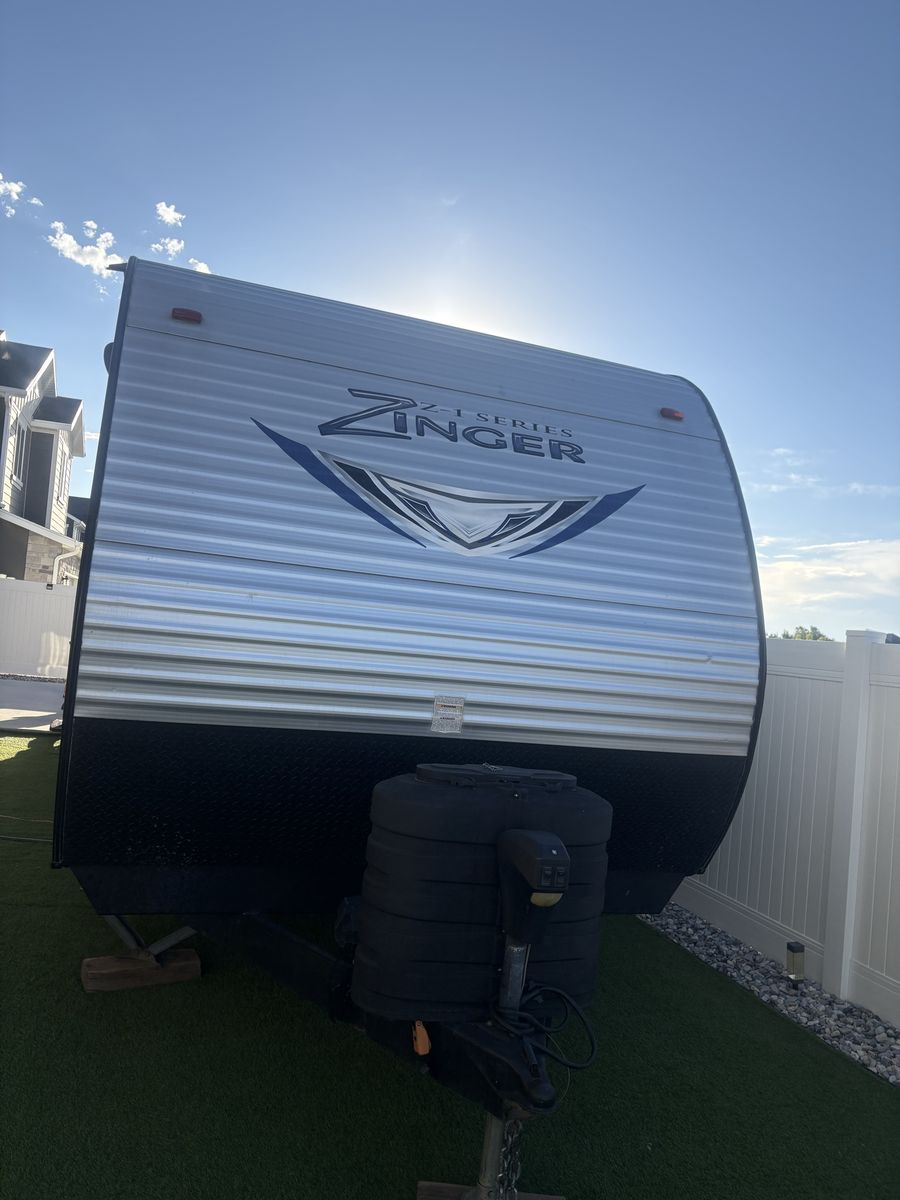 Zinger ZR291RL17 bumper pull trailer