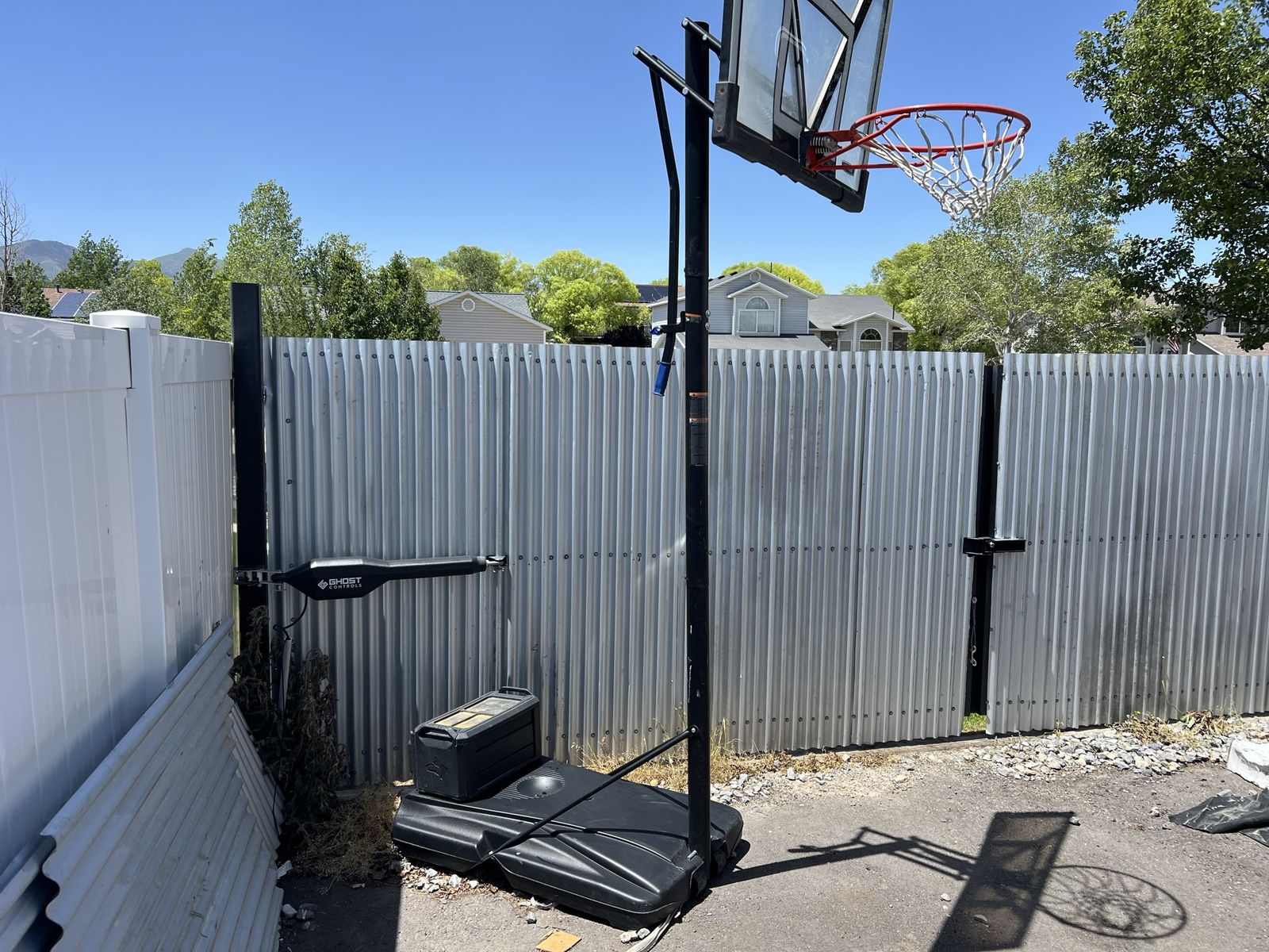 Adjustable basketball hoop