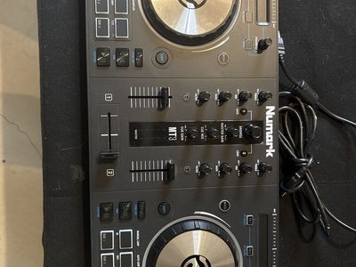 Numark MT3 DJ controller
