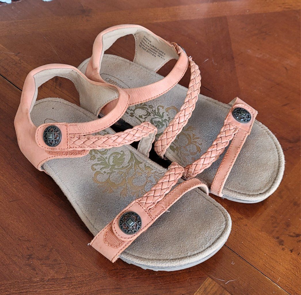 Women's Size 8.5 Aetrex Leather Sandals, Used