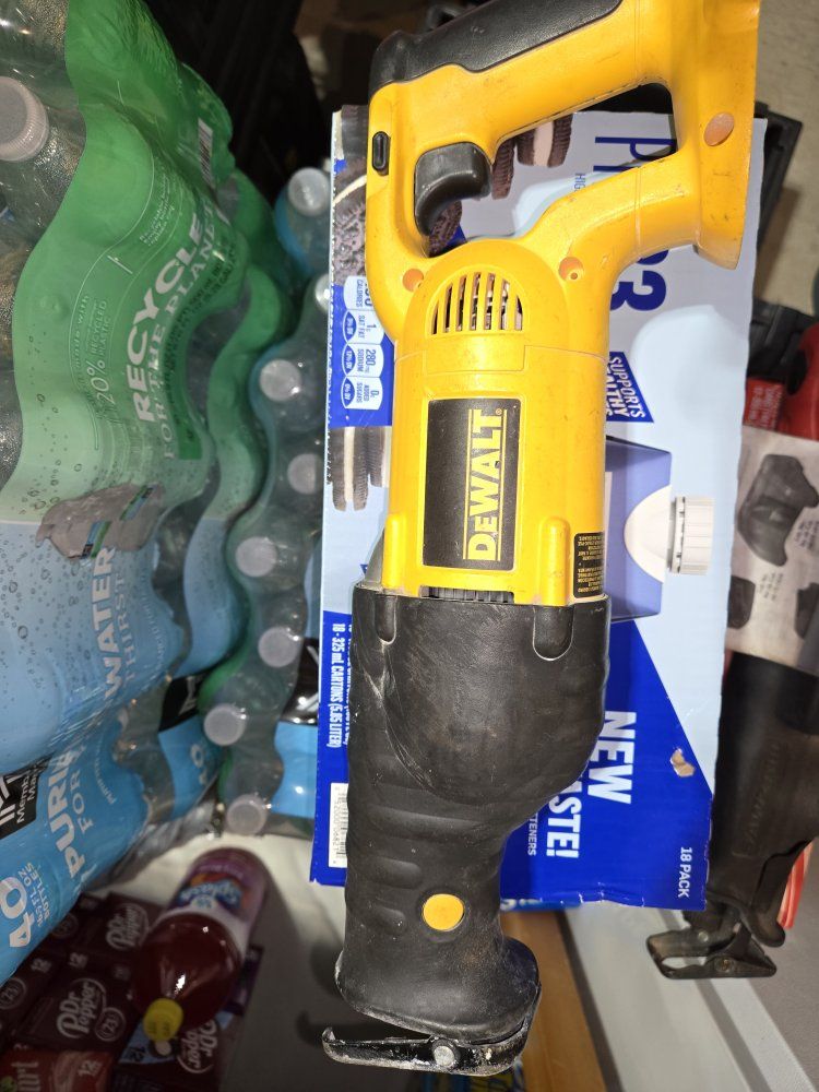 DEWALT SAWZALL/RECIPROCATING SAW WITH BATTERY AND CHARGER