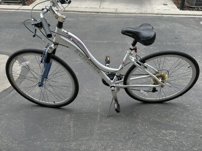 Reduced! Woman's Schwinn Gateway Cruiser Road Bike