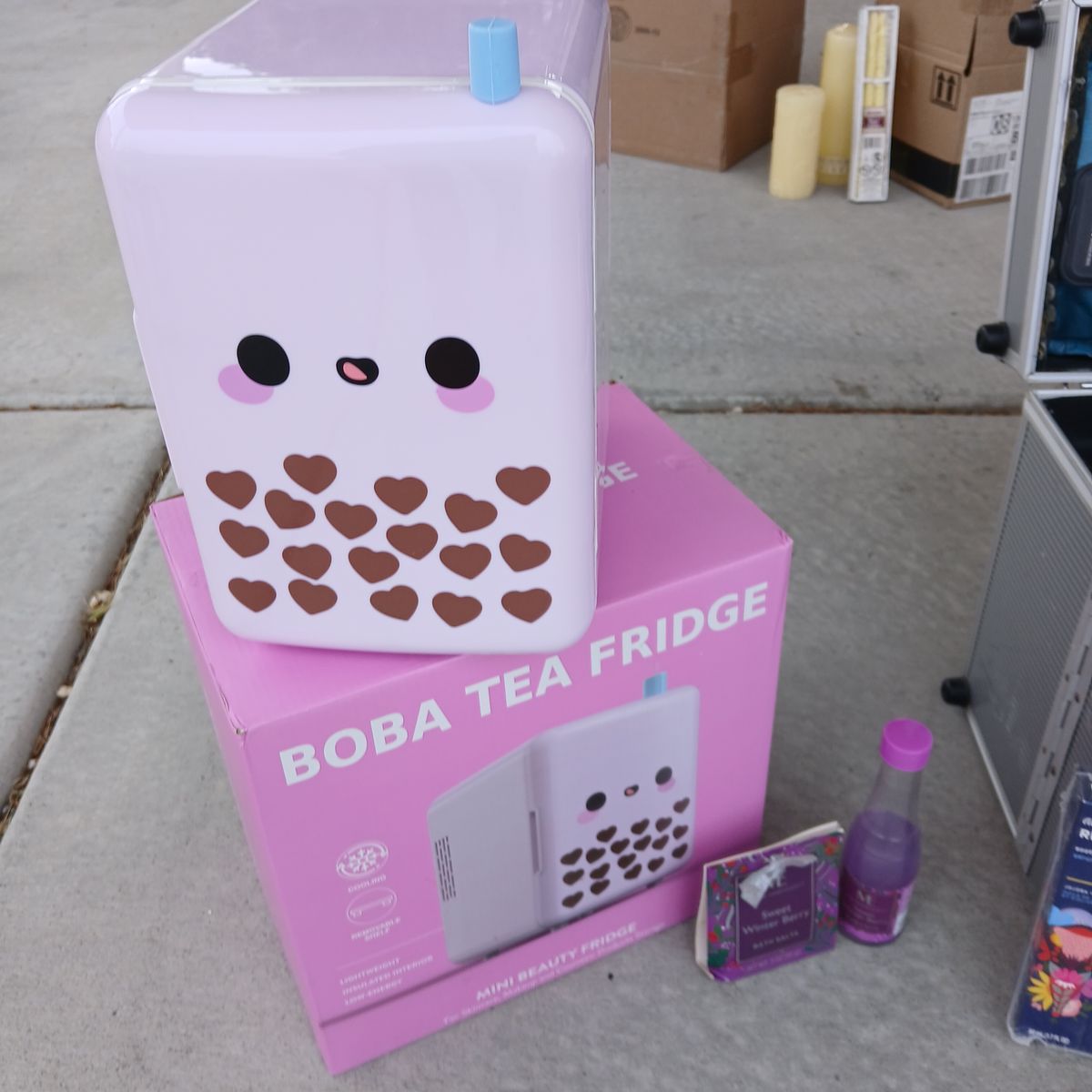 Mini cosmetic fridge