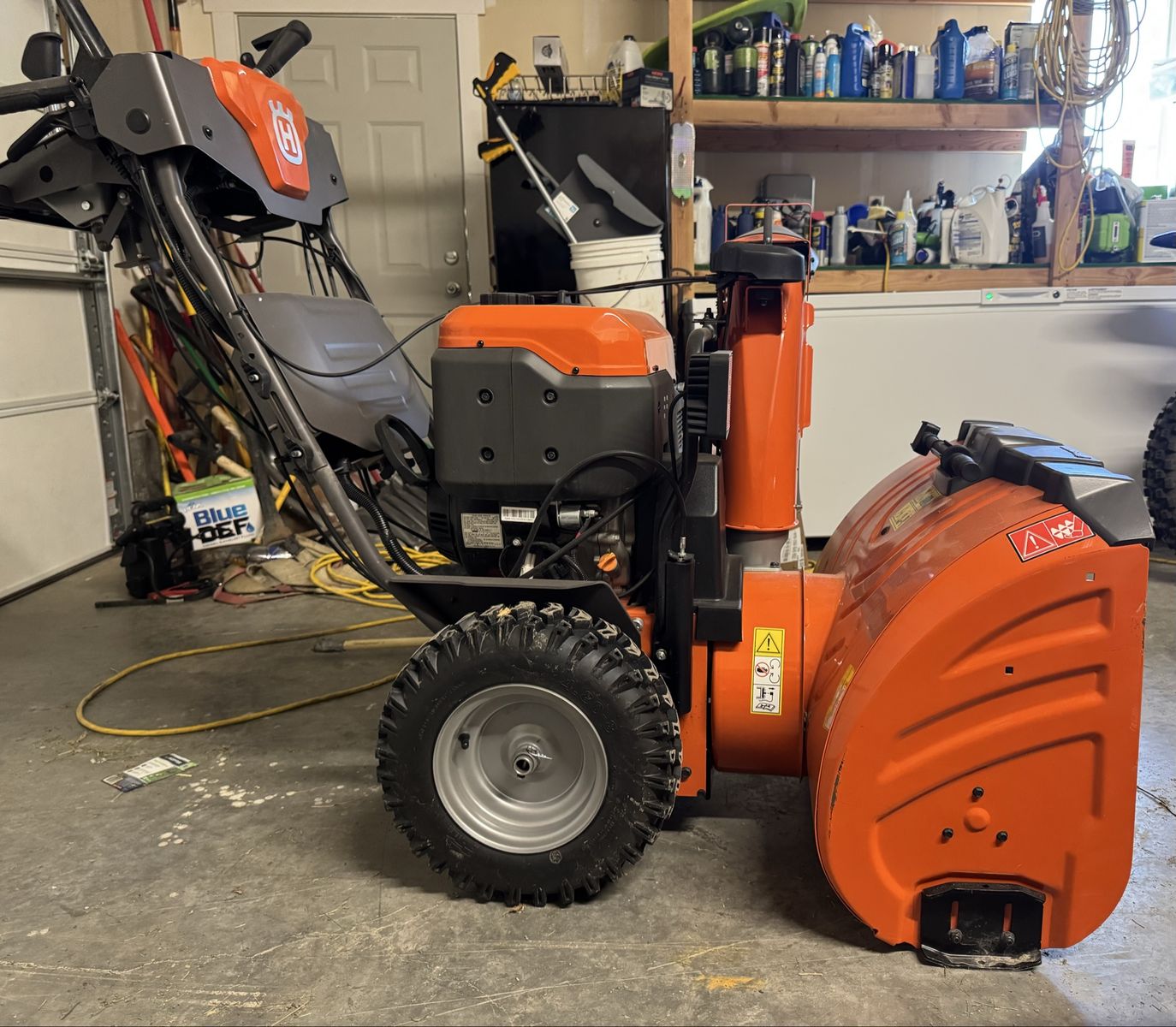 Husqvarna ST430 snowblower. Like new!