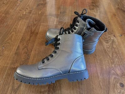 Girls boots silver size 5 NEW!