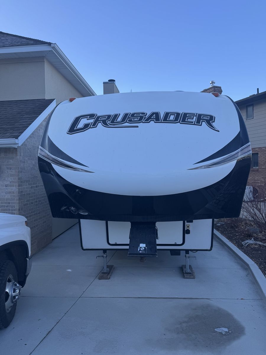 2018 Prime Time Crusader Lite 28RL 5th Wheel Trailer - 2 Slide Outs