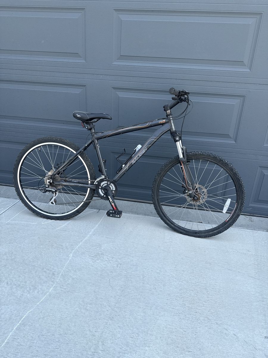 Raleigh Mountain Bike - Grey, XF Pedals, Water Bottle Holder, Disc Brakes