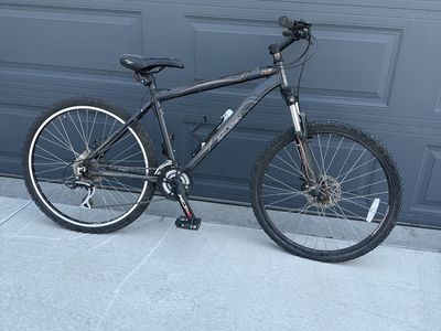Raleigh Mountain Bike - Grey, XF Pedals, Water Bottle Holder, Disc Brakes