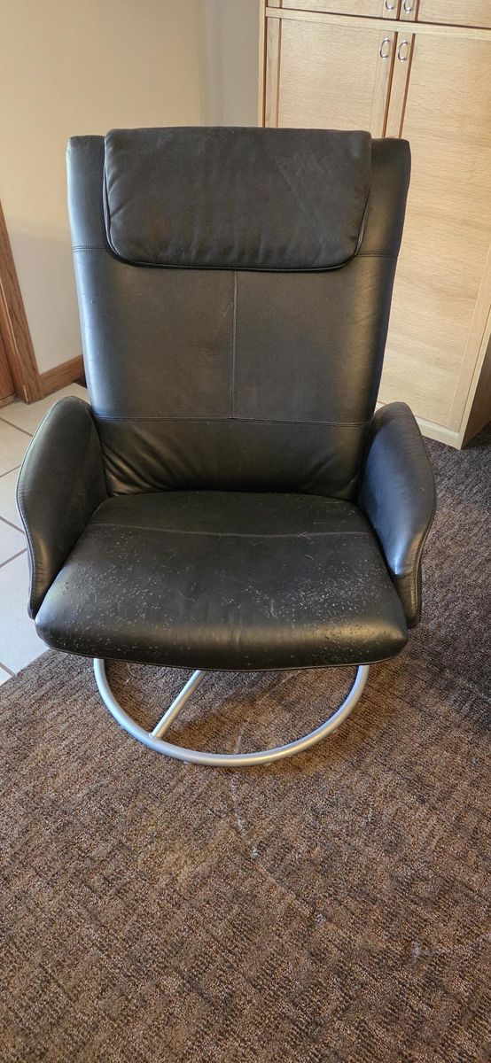 FREE recliner black leather swivel chair. has a few cat scratches on the seat but otherwise good and works