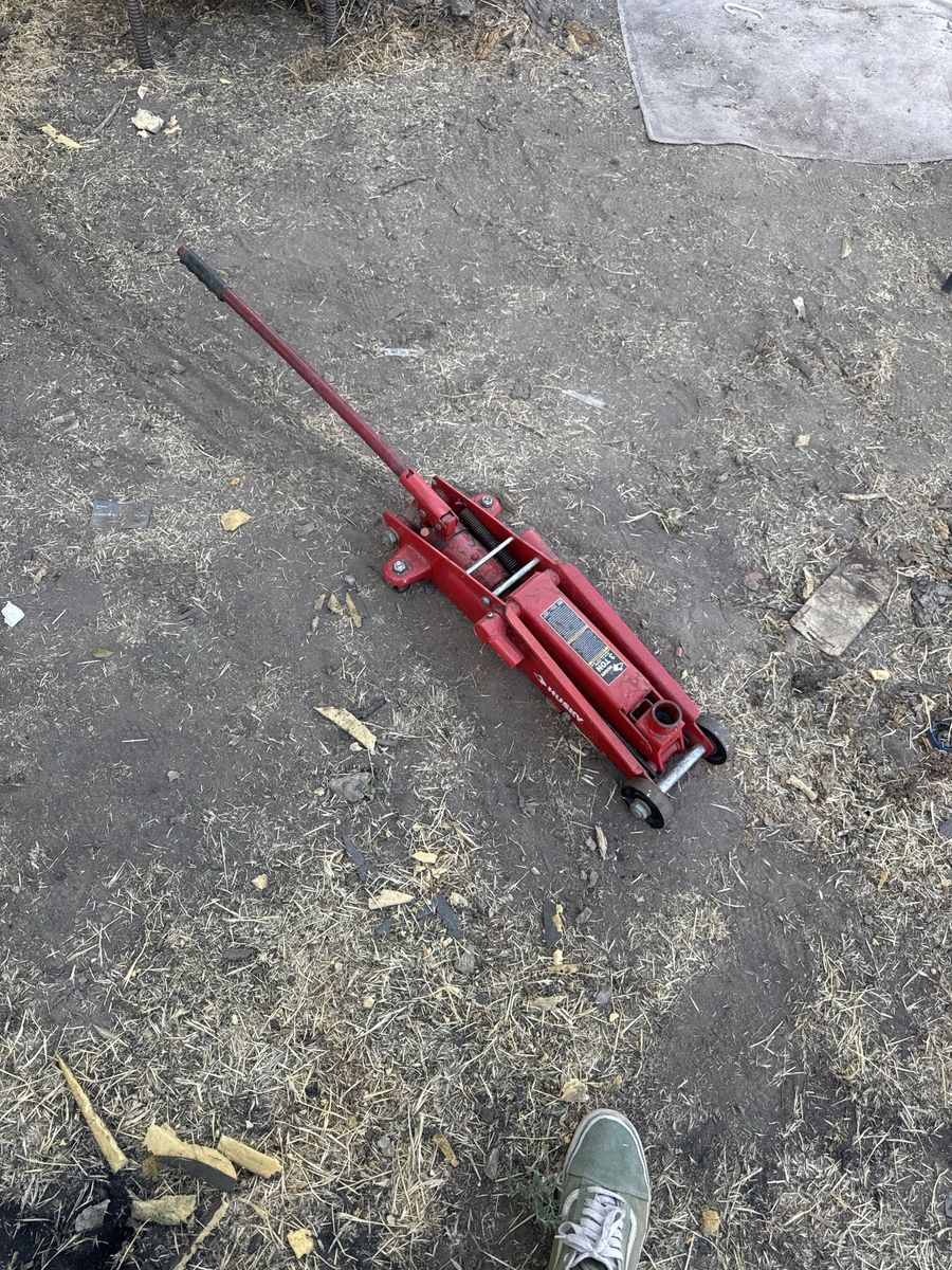 Husky 3-Ton SUV Floor Jack Heavy Duty Hydraulic Lift