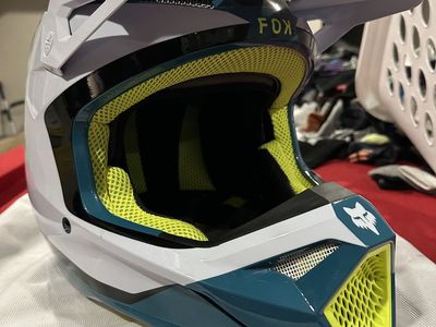 New Fox V1 Helmet XL