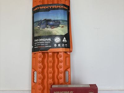MAXTRAX MKII Recovery Boards Orange w/ Yakima Recovery Track Mount - NEW