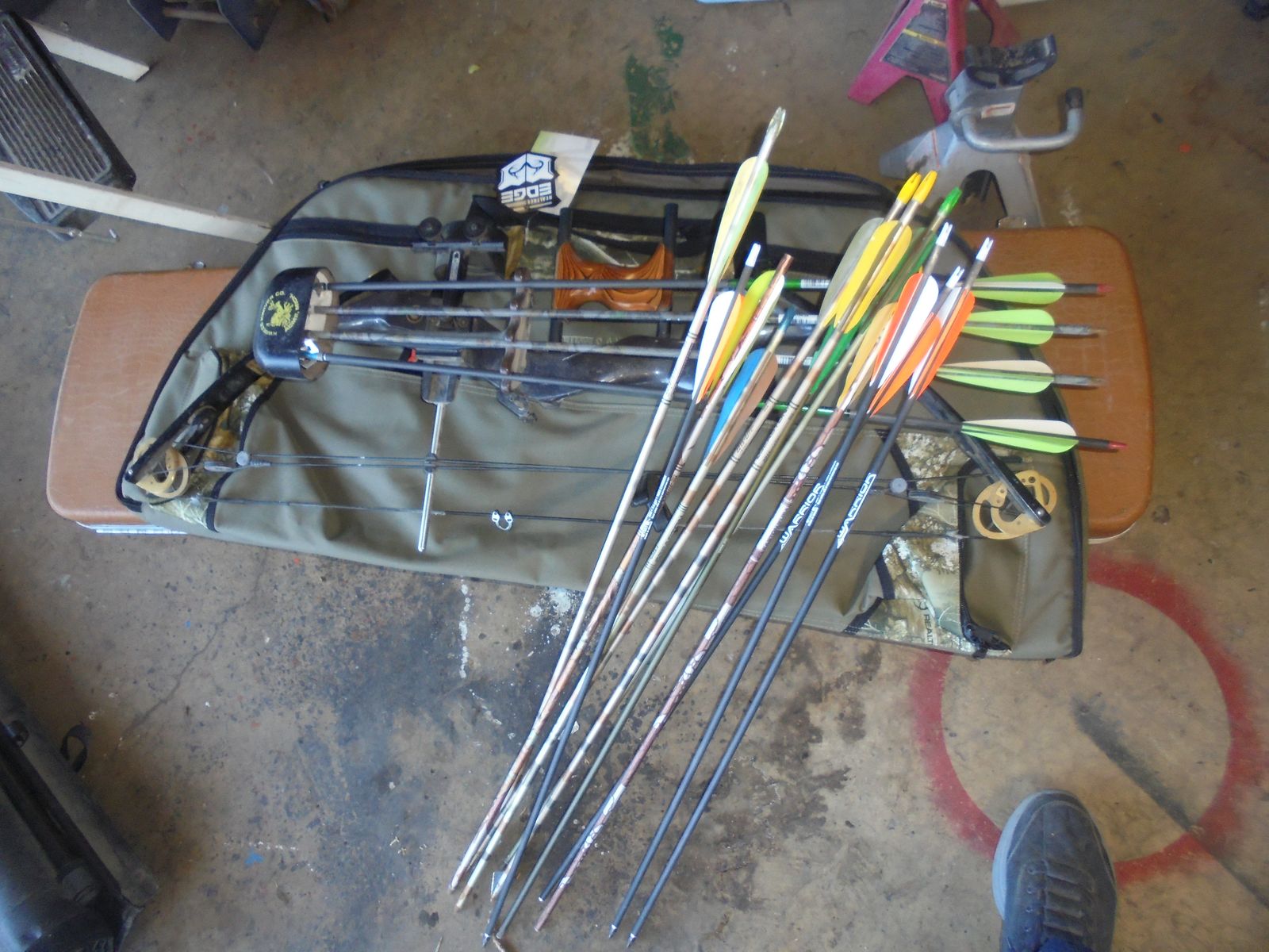 jaguar compound bow with quiver and arrows, and carring case