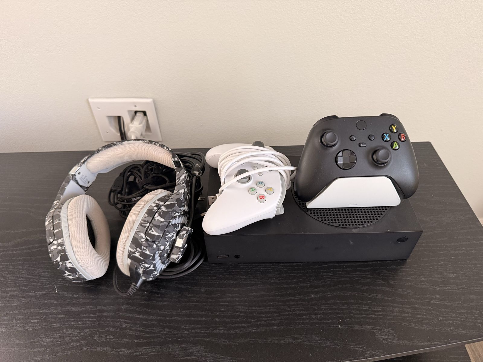 Xbox Series S 1TB + Accessories – (Like New)