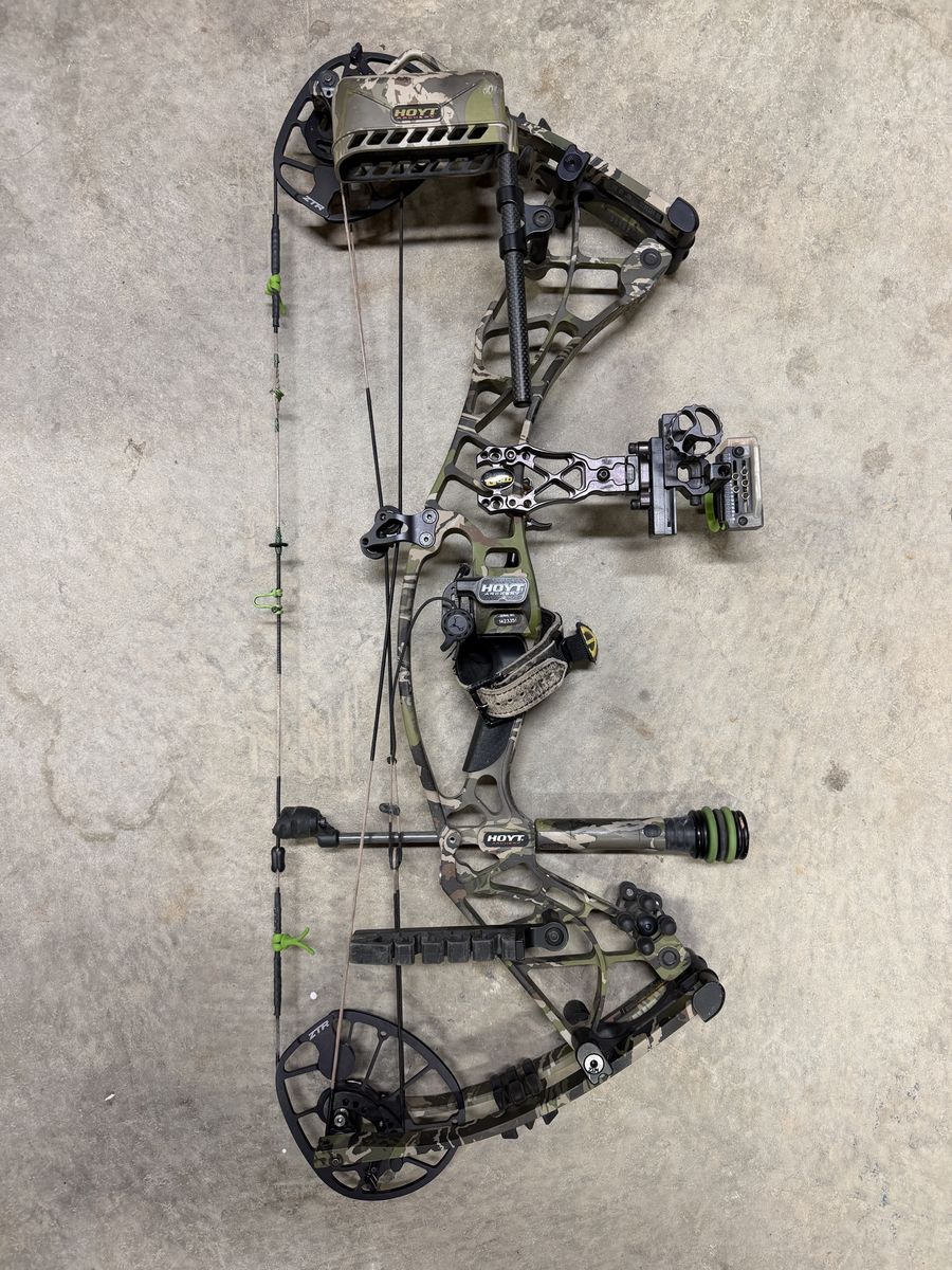 Hoyt Axius Bow