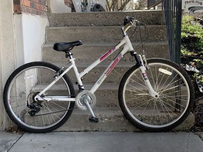 Diamondback Lustre 21spd Bike