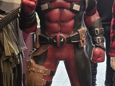 6 foot tall Deadpool