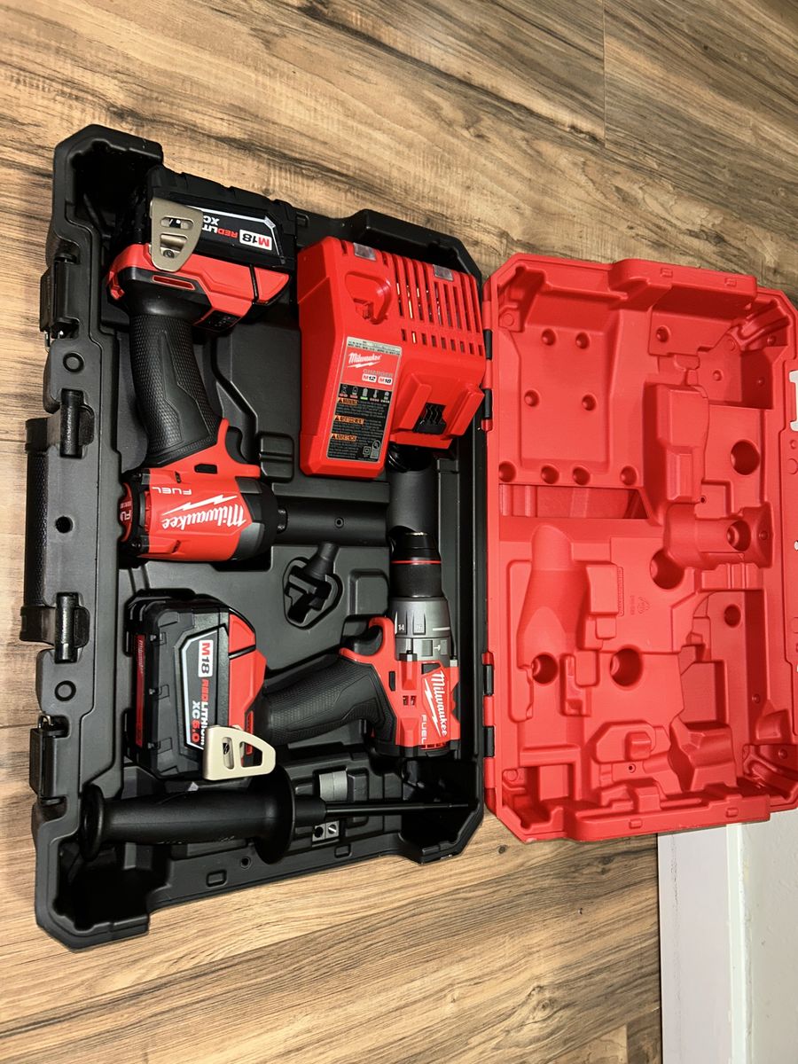 Milwaukee M18 FUEL Hammer Drill/Impact Driver Combo Kit 2997-22 & M18 RADIUS Site Light 2144-20