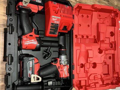 Milwaukee M18 FUEL Hammer Drill/Impact Driver Combo Kit 2997-22 & M18 RADIUS Site Light 2144-20