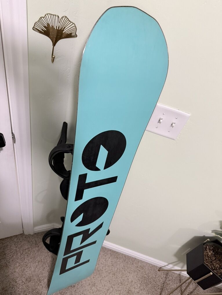 Snowboard in excellent condition with bindings