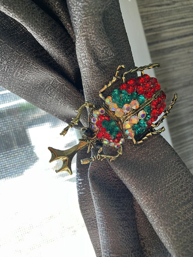 1000s Of Pins For Markets Or Retail