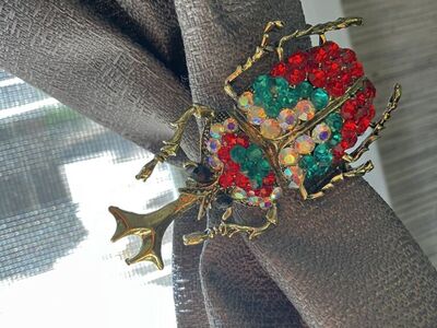 1000s Of Pins For Markets Or Retail