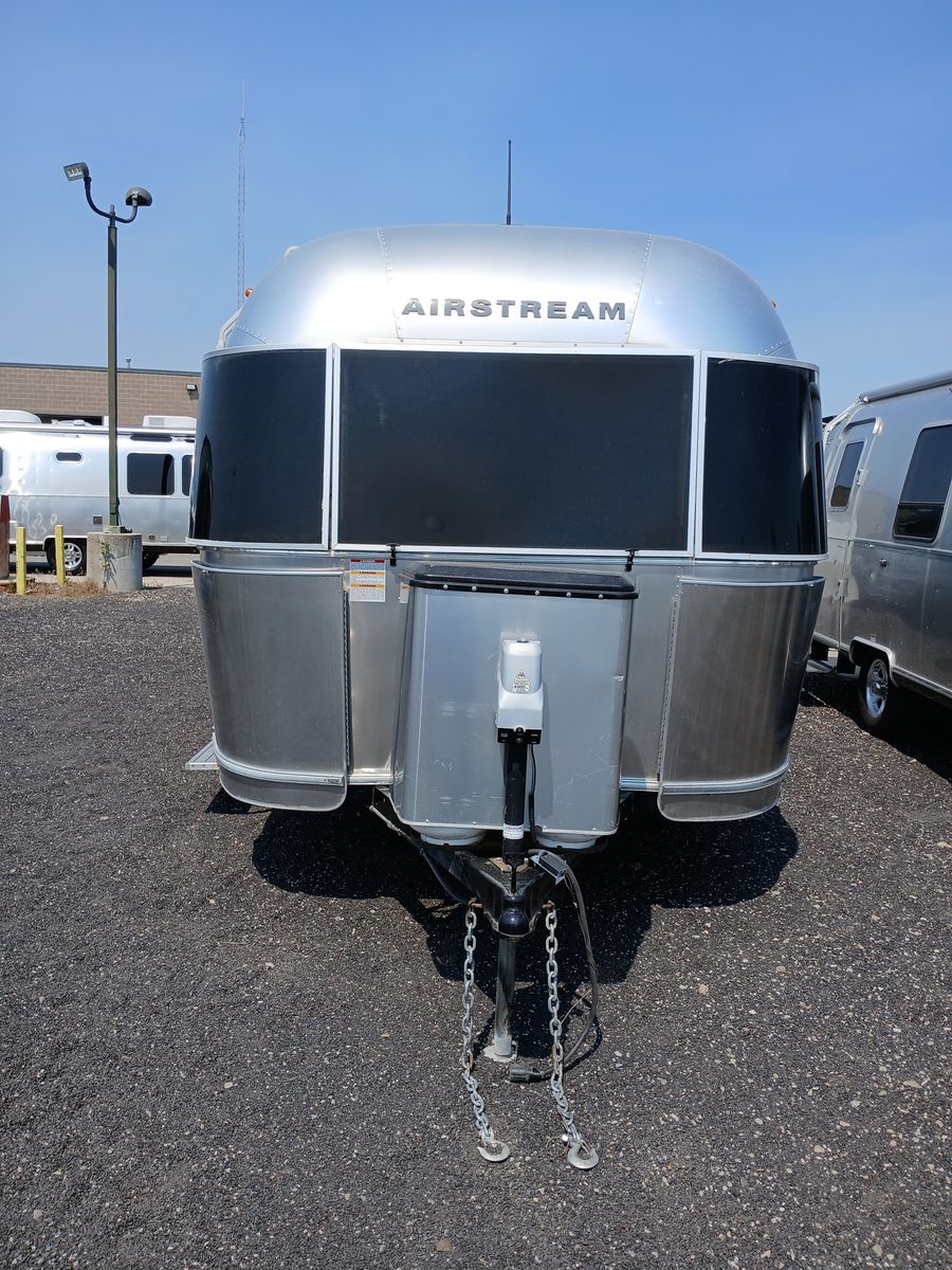 Used 2018 Airstream Flying Cloud 19CB. Black tank flush,power hitch jack,ect message me for more information. Won't last long!!