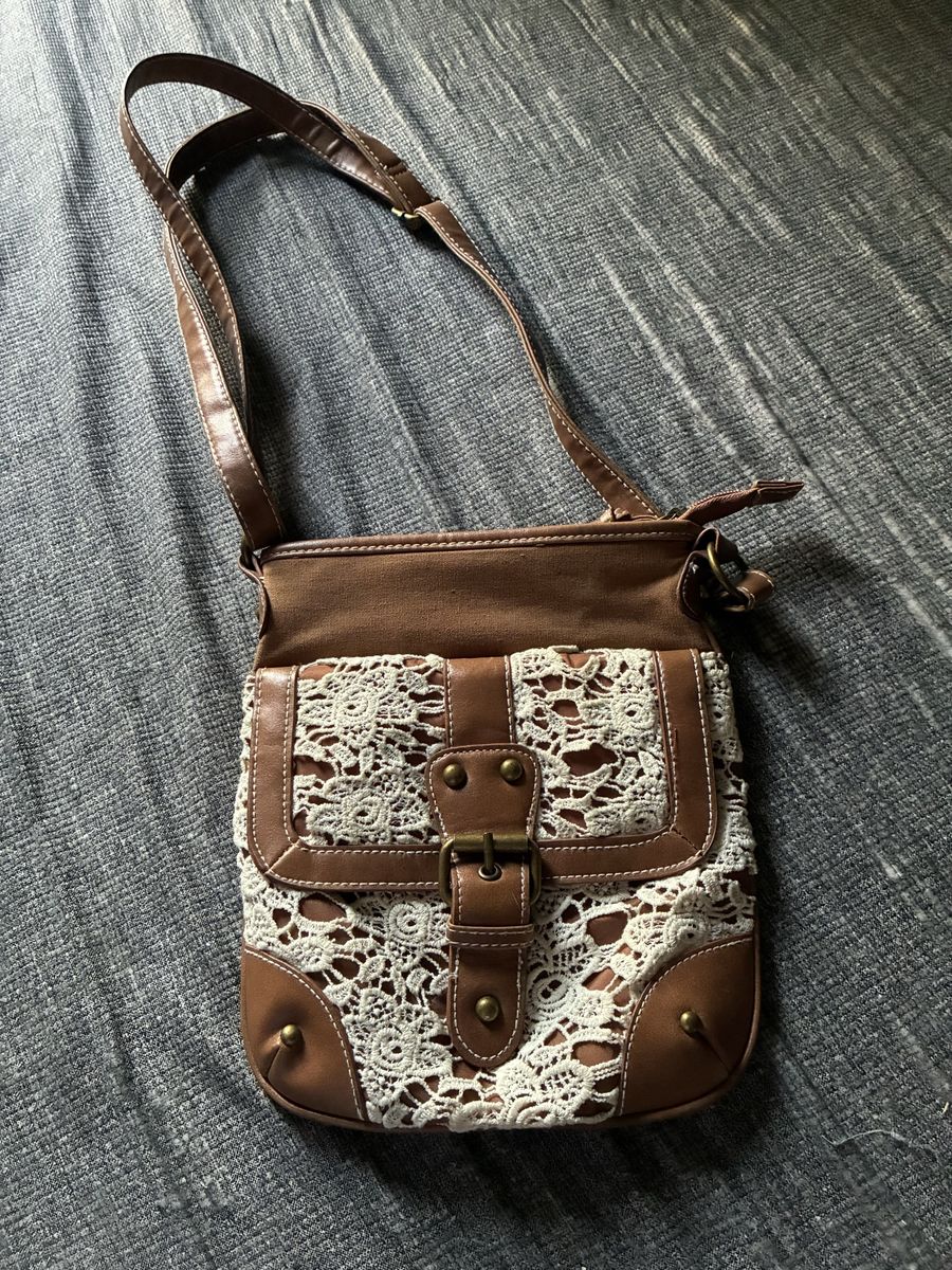 Brown Crossbody Bag with White Lace Detail and Adjustable Strap
