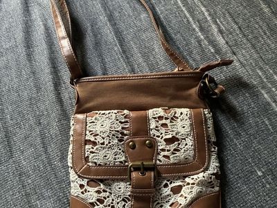 Brown Crossbody Bag with White Lace Detail and Adjustable Strap