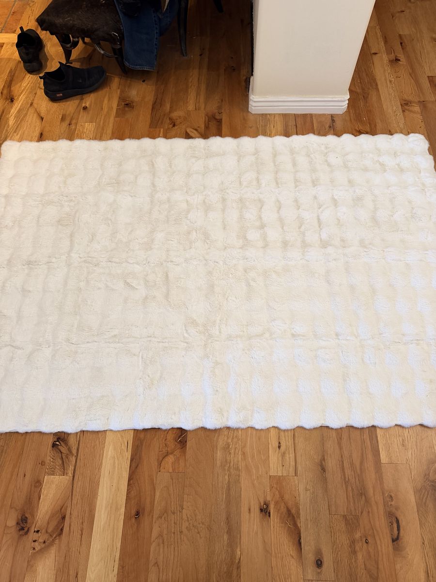 New. Pretty Faux Rabbits Fur 4x6 Area Rug