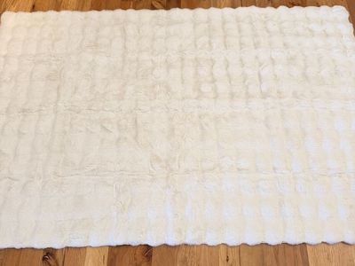 New. Pretty Faux Rabbits Fur 4x6 Area Rug