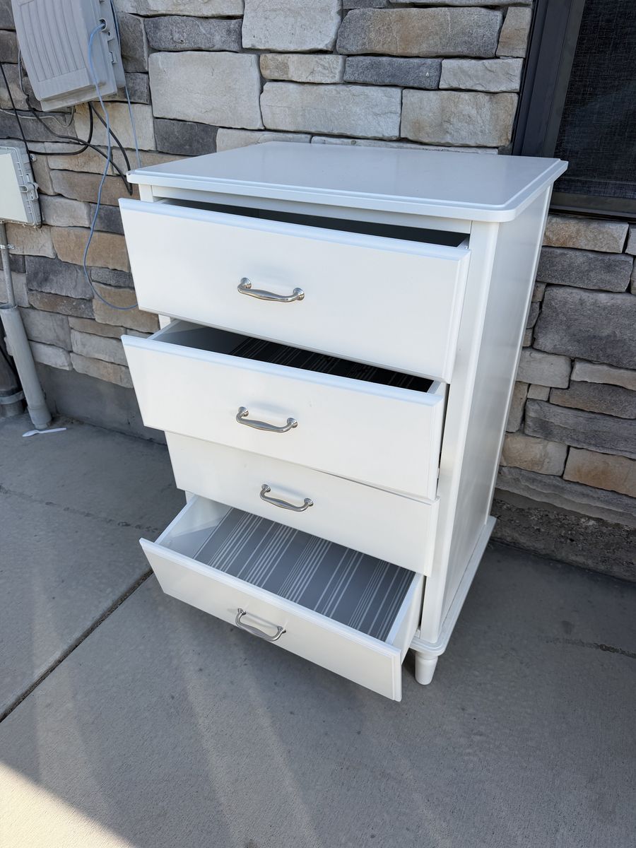 White 4-Drawer Chest of Drawers - Sturdy Frame, Broken Tracks (FREE)