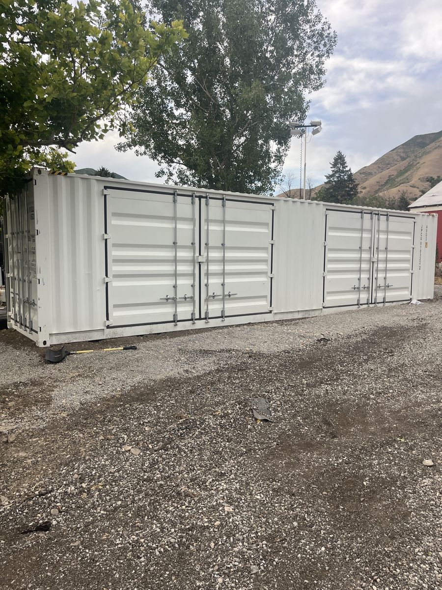 Container with side doors