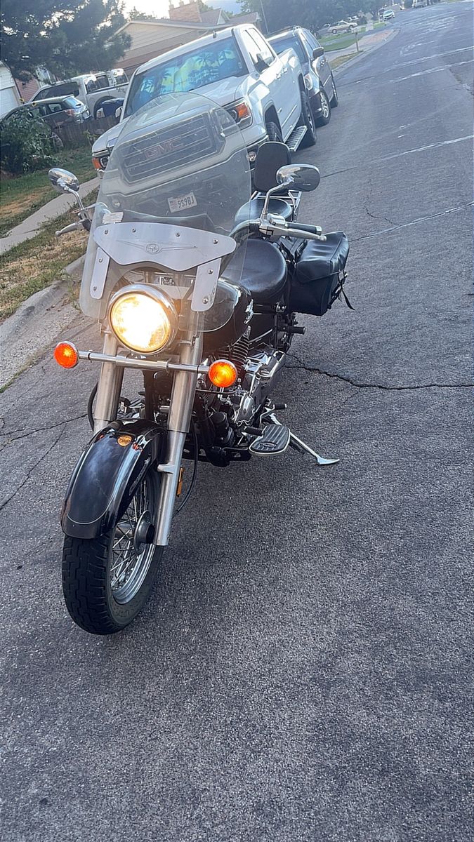 Yamaha V-Star Classic Motorcycle with Windshield & Saddlebags - Black