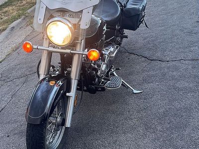 Yamaha V-Star Classic Motorcycle with Windshield & Saddlebags - Black