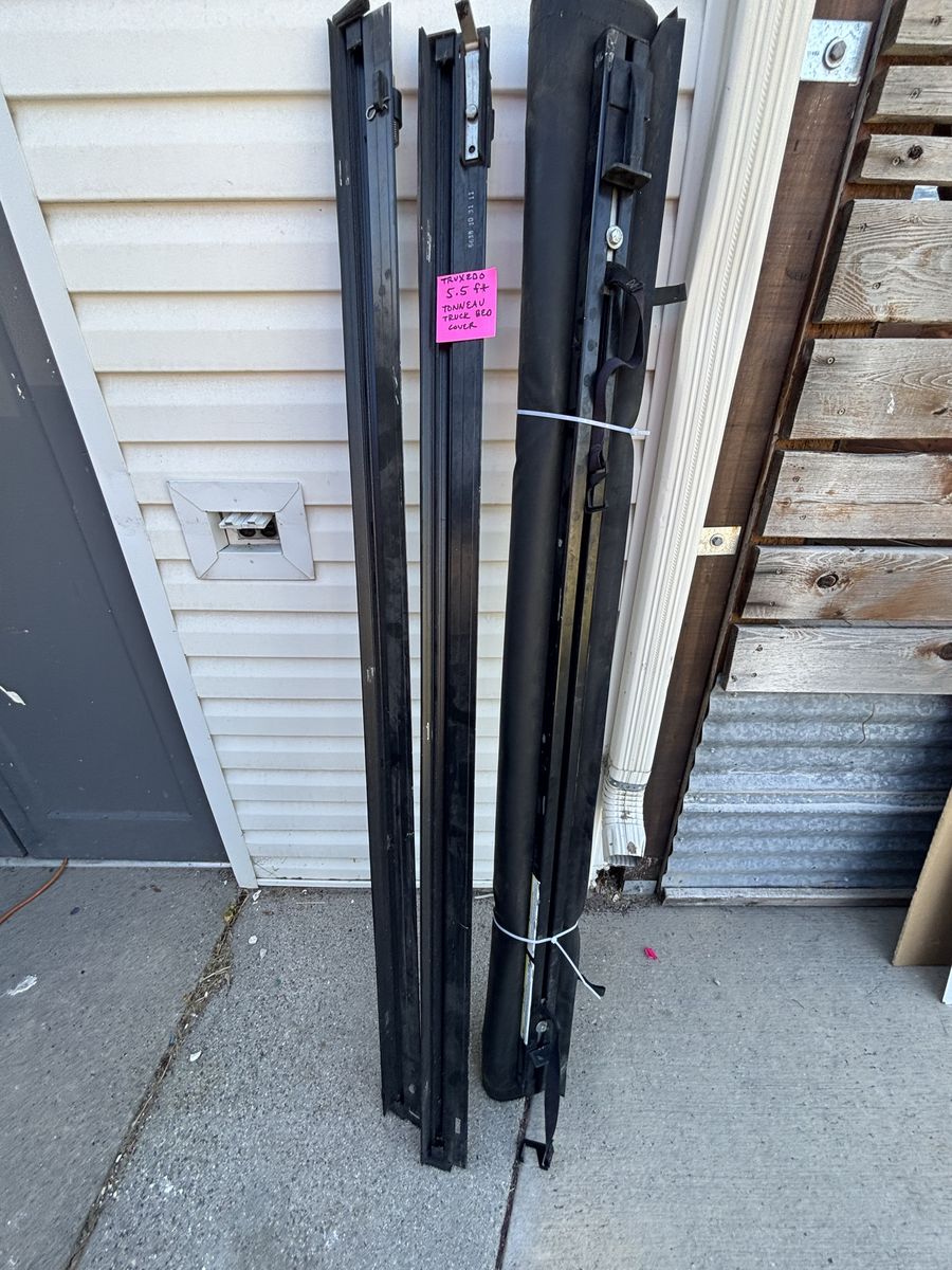 TruXedo 5.5 ft Tonneau Truck Bed Cover - Used Black Roll-Up