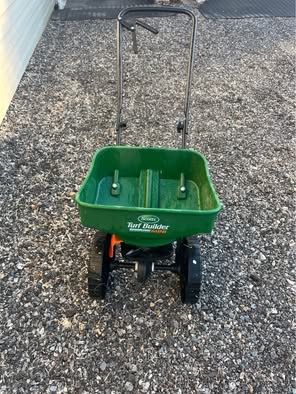 Scotts Turf Builder EdgeGuard DLX Broadcast Spreader for Lawn Seed & Fertilizer